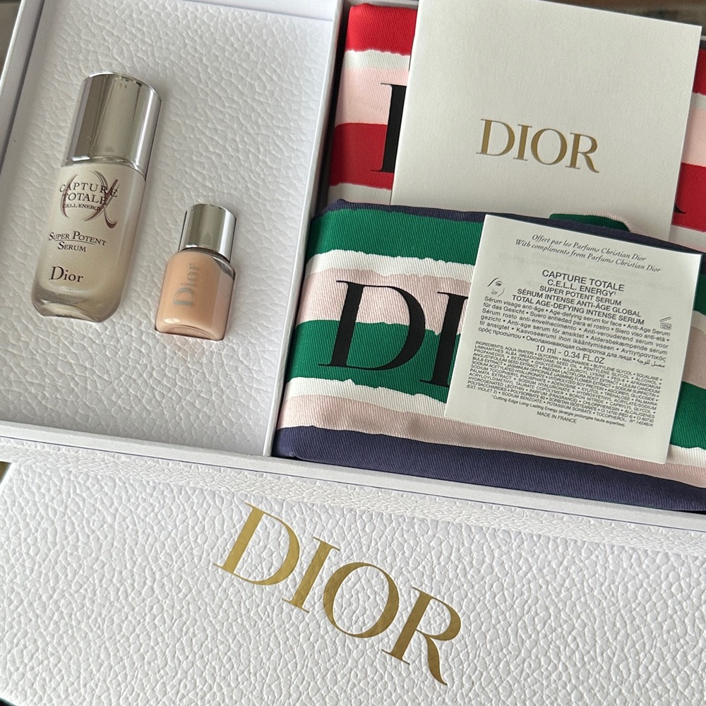 Dior VIP Gift Travel Set- Capture Totale Serum Backstage Primer plus 2   Pouches